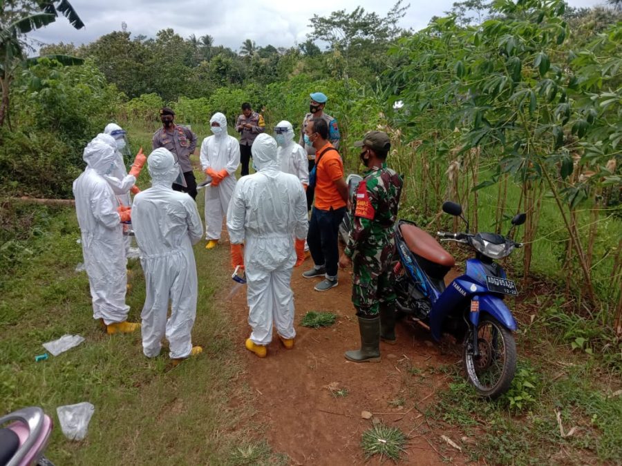 Anggota Koramil 17/Sidoharjo Dampingi Proses Pemakaman Jenazah Dengan Standar Covid-19