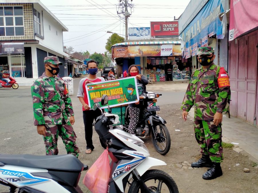 Danramil 21/Bulukerto : Tumbuhkan Kesadaran Warga Terapkan Protkes, Anggota Koramil Rutin Laksanakan Patroli
