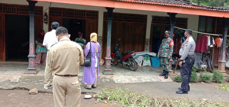 Cegah Penyebaran Covid-19, Anggota Koramil 11/Manyaran Dampingi Nakes Tracking Warga