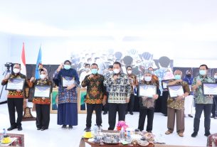 Gubernur Arinal Djunaidi Menerima Penghargaan Sebagai Inisiator Program Kartu Petani Berjaya Dari PWI Provinsi Lampung