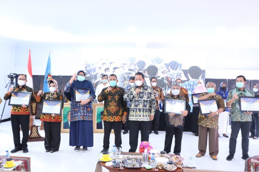 Gubernur Arinal Djunaidi Menerima Penghargaan Sebagai Inisiator Program Kartu Petani Berjaya Dari PWI Provinsi Lampung