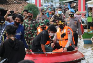 Dandim Pati bersama Kapolres Cek Korban Banjir Berikan Bantuan