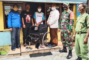 Serda Eko Dampingi Penyerahan Bantuan Kursi Roda PMI Surakarta Via Sibat Kelurahan Sangkrah