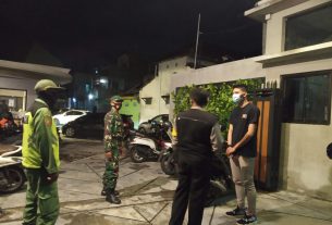 Sinergitas TNI-POLRI Bersama Linmas Kelurahan Keprabon Melaksanakan Kegiatan Ronda Masker