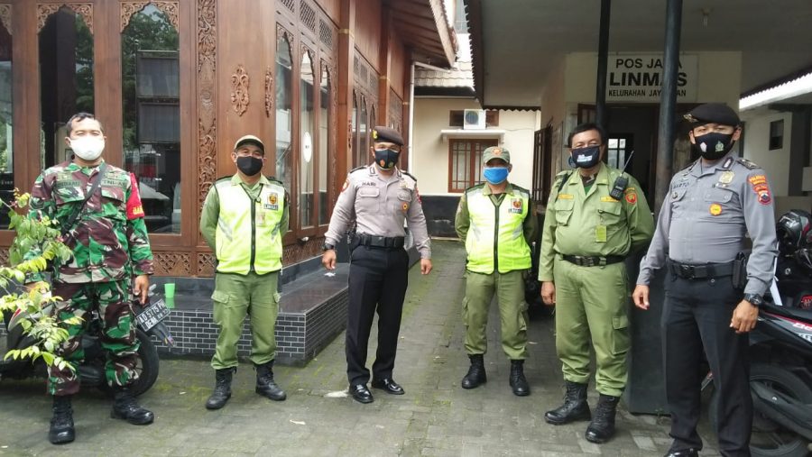 Tekan Angka Covid-19 Babinsa Kelurahan Jayengan Cek Data Posko PPKM Berbasis Mikro