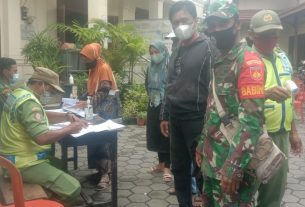 Babinsa dan Bhabinkamtibmas Serengan Amankan Pencairan BST Tahab 11