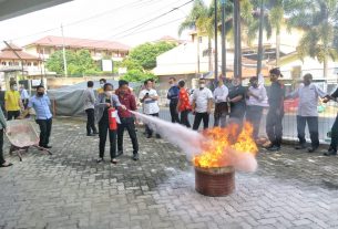 KARYAWAN HOTEL HORISON LAMPUNG MENGIKUTI TRAINING APAR & HYDRANT