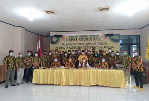 Rapat Koordinasi, Ketua AMPG Provinsi Lampung Aprozi Alam Berikan Bantuan Seragam ke Pengurus Kabupaten/Kota