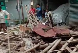 Hujan Yang Terus Menerus Mengguyur Kota Solo Mengakibatkan Rumah Roboh di wilayah Jagalan