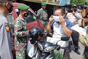 Koramil 14/Jatisrono, Dampingi GTPP Kabupaten Wonogiri Gelar Operasi Penegakan Disiplin Protokol Kesehatan Di Pasar Jatisrono