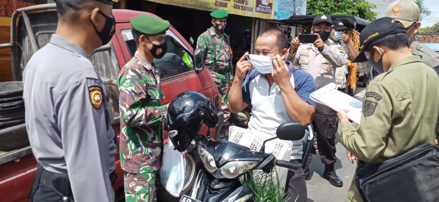 Koramil 14/Jatisrono, Dampingi GTPP Kabupaten Wonogiri Gelar Operasi Penegakan Disiplin Protokol Kesehatan Di Pasar Jatisrono