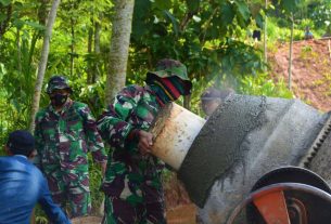 Berburu Dengan Cuaca Yang Tidak Menentu, Begini Cara Satgas TMMD Brenggolo Bersama Warga