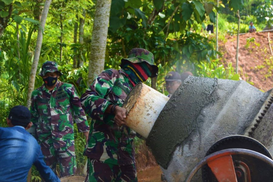 Berburu Dengan Cuaca Yang Tidak Menentu, Begini Cara Satgas TMMD Brenggolo Bersama Warga