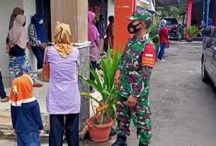 Dalam Penyaluran BST, Anggota Koramil 04/Nguntoronadi Himbau Warga Agar Menjaga Jarak Dan Mencuci Tangan