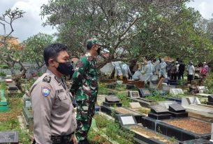 Kapten Inf Dja'far mendampingi Tim Evakuasi Gugus Tugas penanganan Covid-19