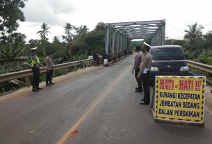 Jalinteng Sumatera ditutup, Polres Lampura arahkan pengendara melewati jalan alternatif