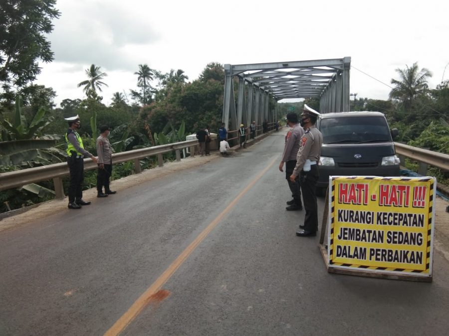 Jalinteng Sumatera ditutup, Polres Lampura arahkan pengendara melewati jalan alternatif