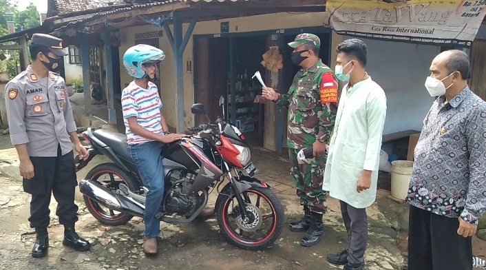 Koramil 04/Nguntoronadi Edukasi Warga Pentingnya Penggunaan Masker