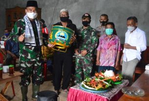 Wakili Dandim, Mayor Inf Nurul Muthahar Serahkan Alat Hadroh Kepada Pengurus Masjid Dusun Gemawang