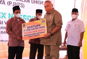 Alex Noerdin Serahkan KWH Gratis dan Resmikan Taman 1000 Gapura Sungai Lilin