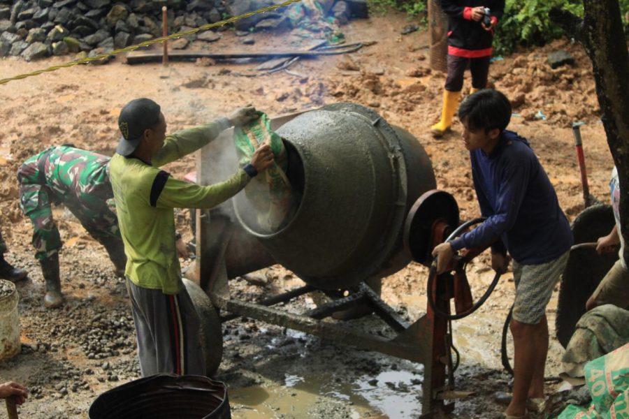 Ini Yang Dilakukan Anggota Satgas TMMD Reguler Ke-110 Kodim Wonogiri Mengetahui Molen Rusak
