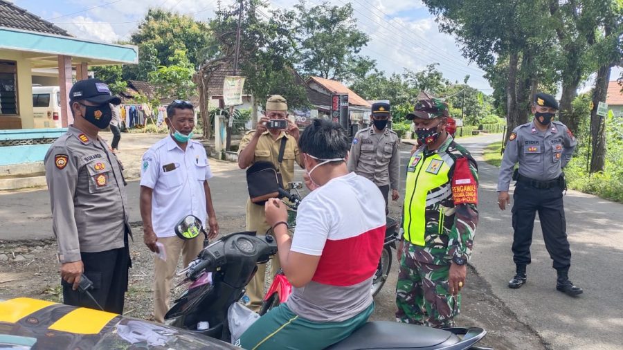 Disiplinkan Memakai Masker, Anggota Koramil Dan Polsek Jatisrono Cegat Pengendara Bermotor Yang Tidak Bermasker