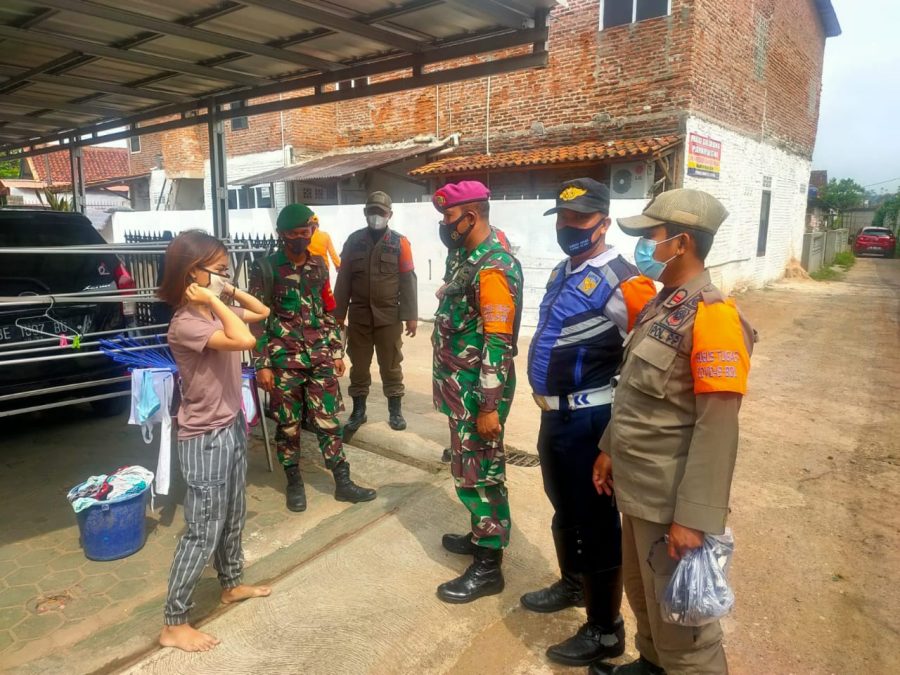 Sertu Tarmidi menyambangi perkampungan Warga