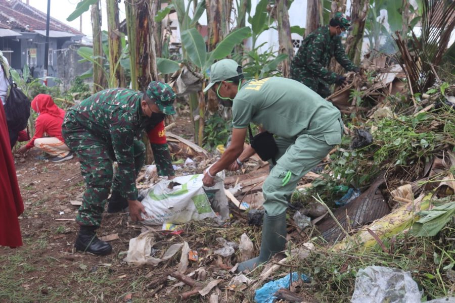 odim 0410/KBL bersama dengan Lurah Kupang Kota melaksanakan pembersihan lahan tidur