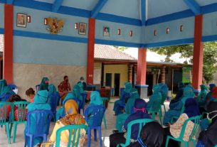 Usai Jalankan Sholat, Sertu Agus Rahmad Bantu Pengurus Masjid Pasang Benner