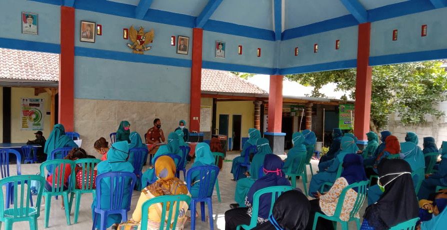 Usai Jalankan Sholat, Sertu Agus Rahmad Bantu Pengurus Masjid Pasang Benner