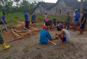 Memotivasi, Serda Dwi Permono Kunjungi Pengrajin Tanah Liat Dilokasi TMMD 110 Tambakrejo Bojonegoro