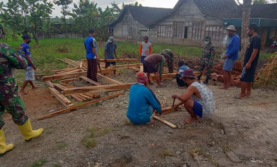 Memotivasi, Serda Dwi Permono Kunjungi Pengrajin Tanah Liat Dilokasi TMMD 110 Tambakrejo Bojonegoro