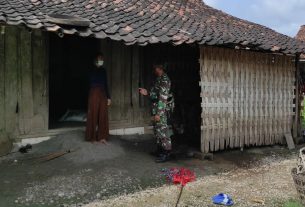 Dukung Usaha Warga, Personel TMMD 110 Kodim Bojonegoro Kunjungi Penjual Bonsai
