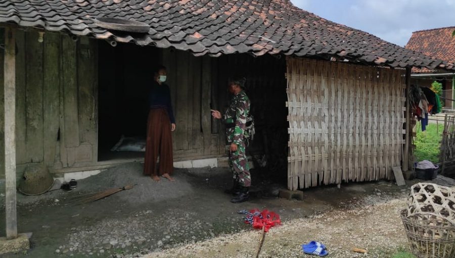 Dukung Usaha Warga, Personel TMMD 110 Kodim Bojonegoro Kunjungi Penjual Bonsai