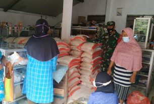 Dampingi Penyaluran BNPT Di Desa Binaan, Babinsa Berikan Himbauan Agar Terapkan Protokol Kesehatan