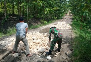 Anggota TMMD 110 Bojonegoro Ukur Jalan Lingkungan Desa Jatimulyo