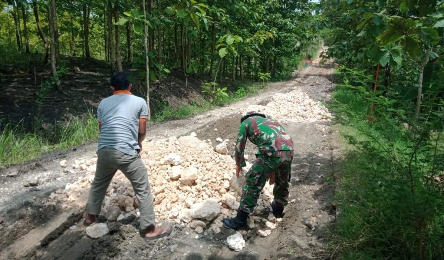 Anggota TMMD 110 Bojonegoro Ukur Jalan Lingkungan Desa Jatimulyo