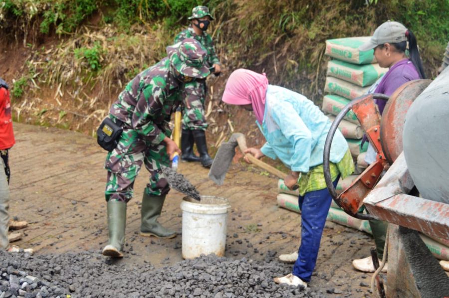 Lettu Inf Eko : Semangat Wanita Brenggolo Turut Sukseskan TMMD