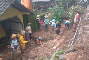 Bahu Jalan Diwilayah Gunungwungkat Tertimbun Longsoran Tanah