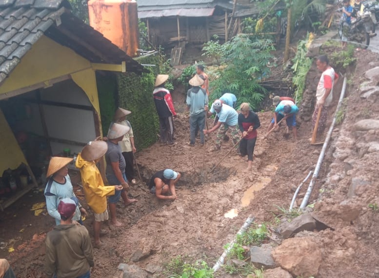 Bahu Jalan Diwilayah Gunungwungkat Tertimbun Longsoran Tanah