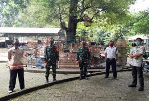 Percepat penanganan Covid-19, Babinsa Manahan melaksanakan Kegiatan PPKM di Pasar Burung Depok