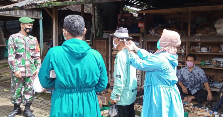 Patroli Protkes Tak Hanya Himbau Agar Memakai Masker, Namun Pengunjung Pasar Juga Dihimbau Agar Selalu Menjaga Jarak