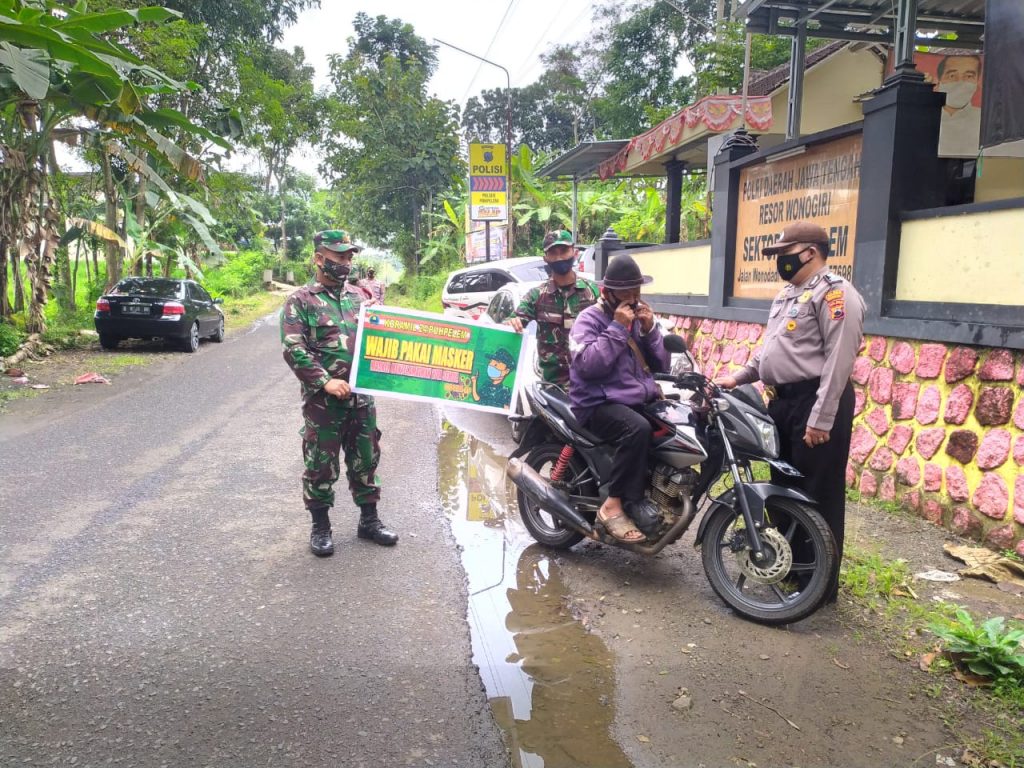 Sinergi TNI-Polri Kecamatan Puhpelem Himbau Warga Pentingnya Penggunaan Masker