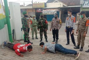 optu Chandra bersama Tim Satuan Tugas melaksanakan disiplin Protokol Kesehatan