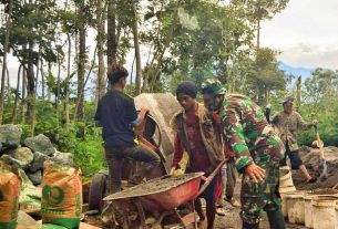 Cuaca Bukan Penghalang Semangat Kemanunggalan Satgas TMMD Dan Masyarakat
