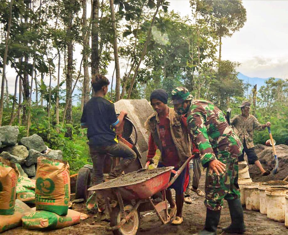 Cuaca Bukan Penghalang Semangat Kemanunggalan Satgas TMMD Dan Masyarakat