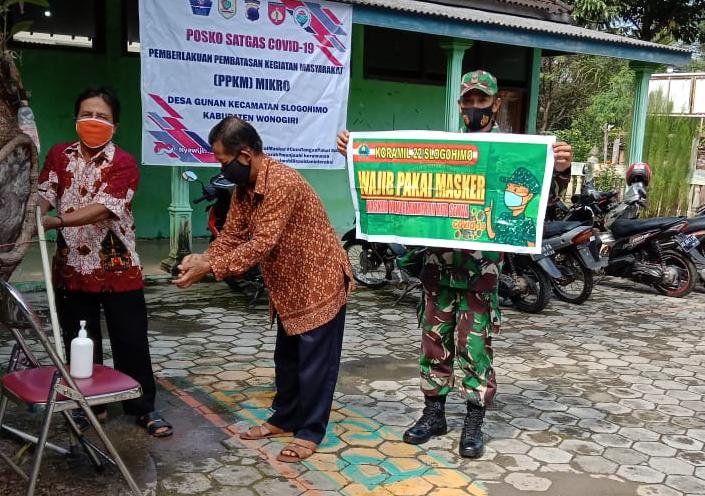 Anggota Koramil Slogohimo Beri Himbauan Tentang 5M, Ini Tujuannya