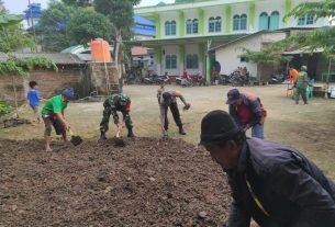 Peltu Mansyah bersama Bhabinkamtibmas dan masyarakat melaksanakan kegiatan gotong royong