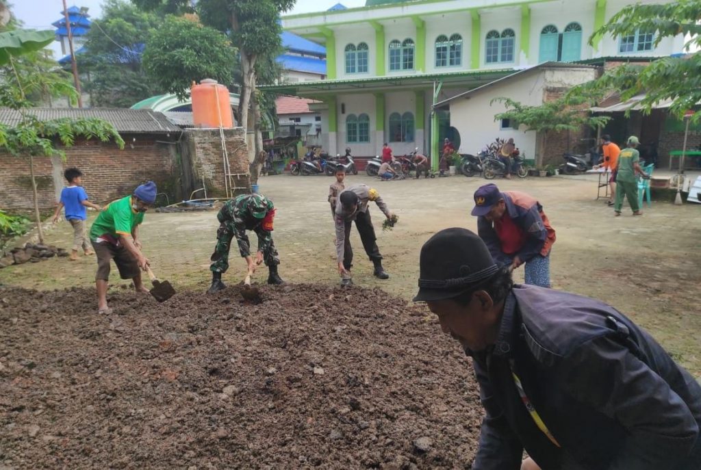 Peltu Mansyah bersama Bhabinkamtibmas dan masyarakat melaksanakan kegiatan gotong royong