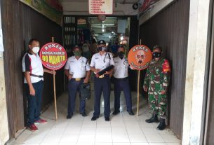 Babinsa dan Security Pasar Nusukan Bersinergi Mengawal PPKM di Pasar Nusukan